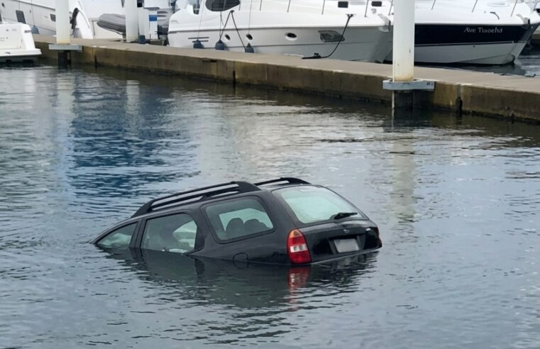 Carro cai no mar na Praia da Ribeira, em Angra dos Reis