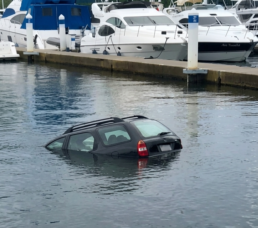 Carro cai no mar na Praia da Ribeira, em Angra dos Reis
